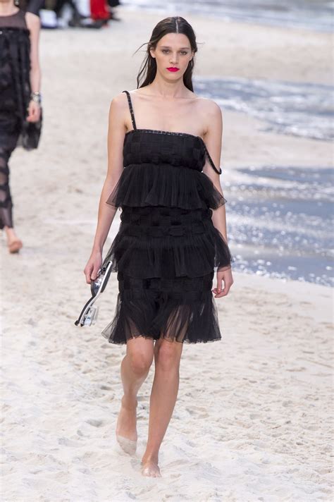 la petite robe noir chanel|robe noire petite catherine.